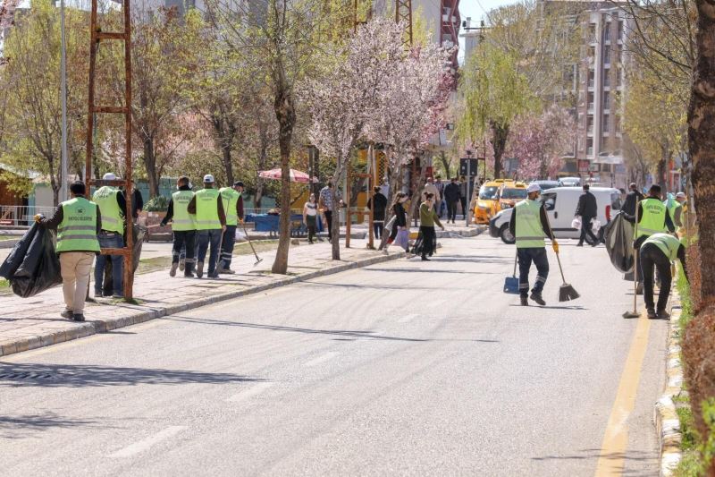 İpekyolu Belediyesi sokağa çıkma kısıtlamasını temizlik seferberliğine dönüştürdü
