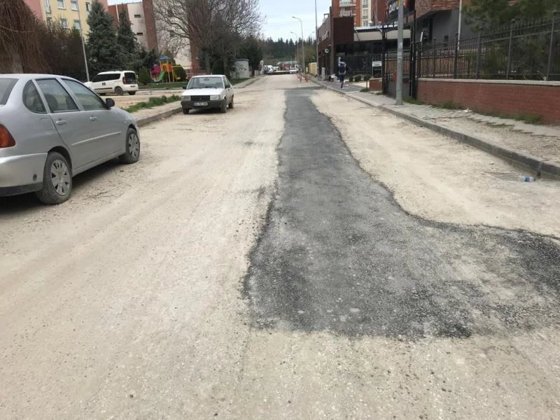 Araç sürücülerinin korkulu rüyası olan çukurlar kapatıldı
