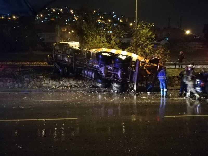 İzmir’de sürücüsünün kontrolünden çıkan beton mikseri devrildi
