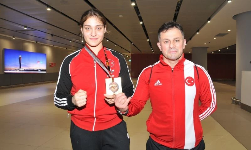 Dünya şampiyonu milli boksör Büşra Işıldar yurda döndü
