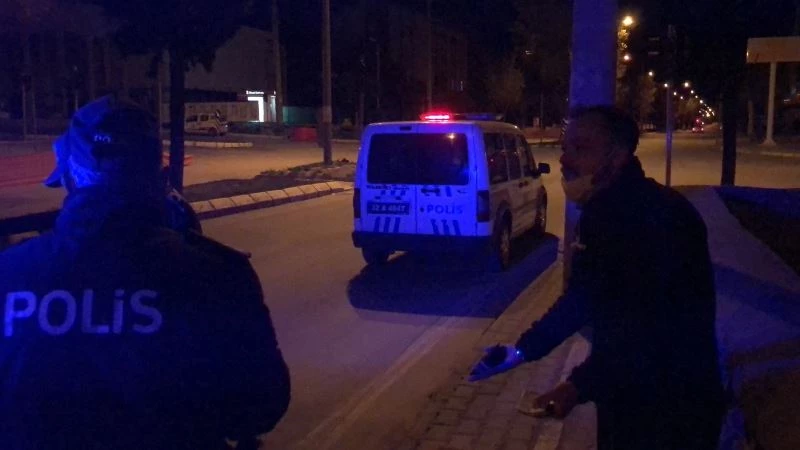 Sokağa çıkma kısıtlamasını ihlal etti, polise “İçiniz rahat mı bu şekilde” dedi
