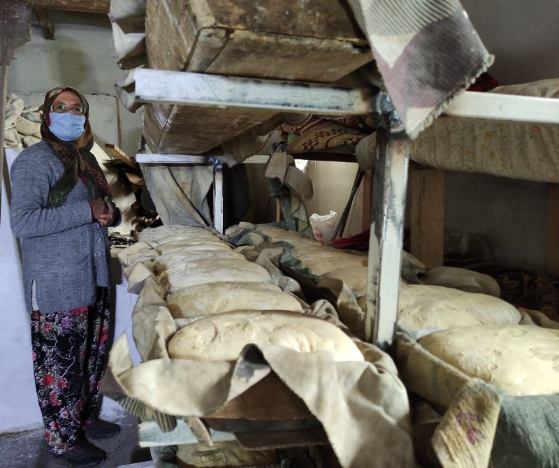 Köyün kadınları ekmek satarak 1,5 milyon liralık cami için katkıda bulundu
