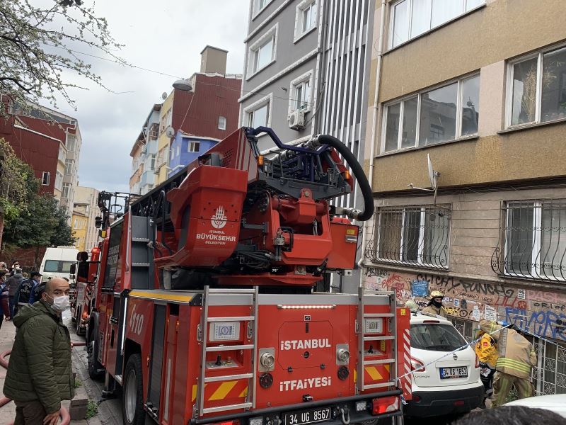 Beyoğlu’nda yangın: Dumandan etkilenen 3 kişi hastaneye kaldırıldı
