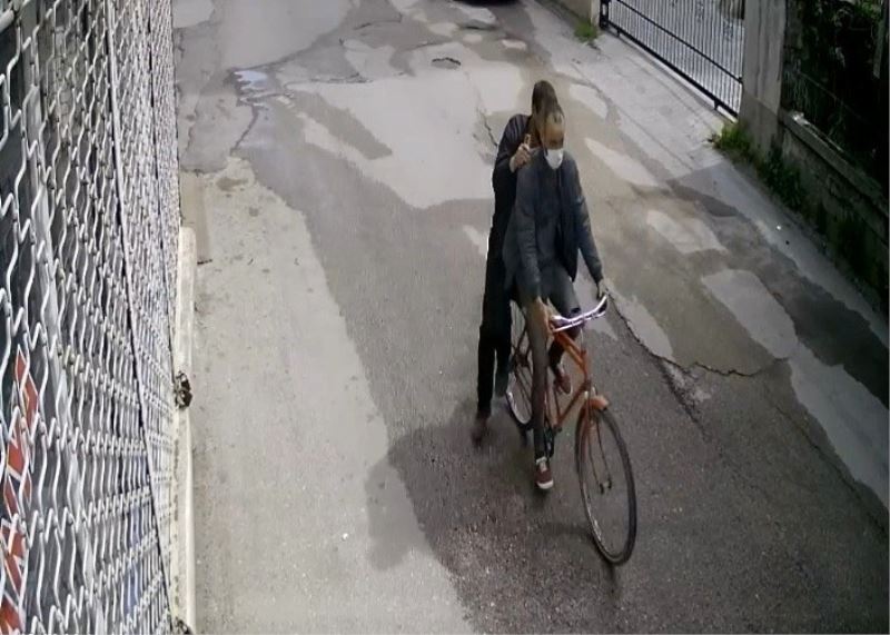 Bisiklet hırsızları önce kameraya sonra polise yakalandı
