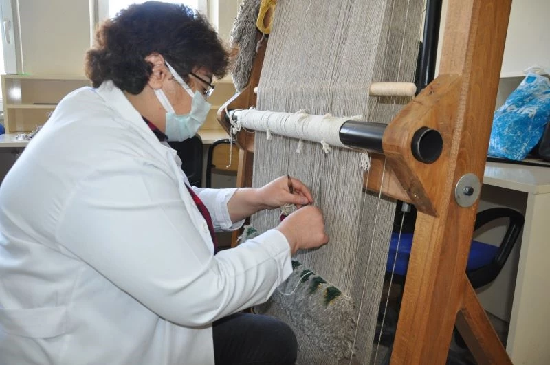 Karslı kadınlar Japonlar’a ilmik ilmik halı dokuyor
