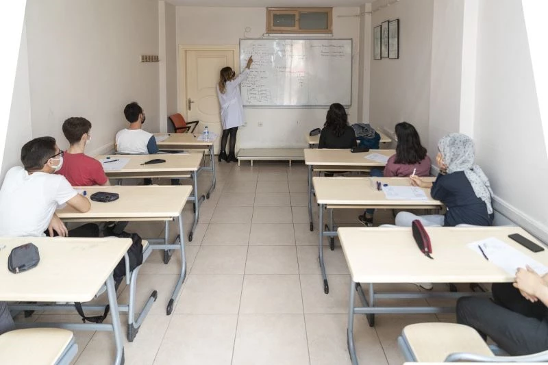 Mersin’deki kurs merkezlerinde eğitim, alınan önlemlerle sürüyor
