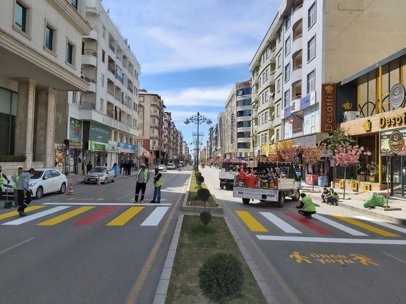 Van’da sokağa çıkma kısıtlamasında yol çizgileri yenilendi
