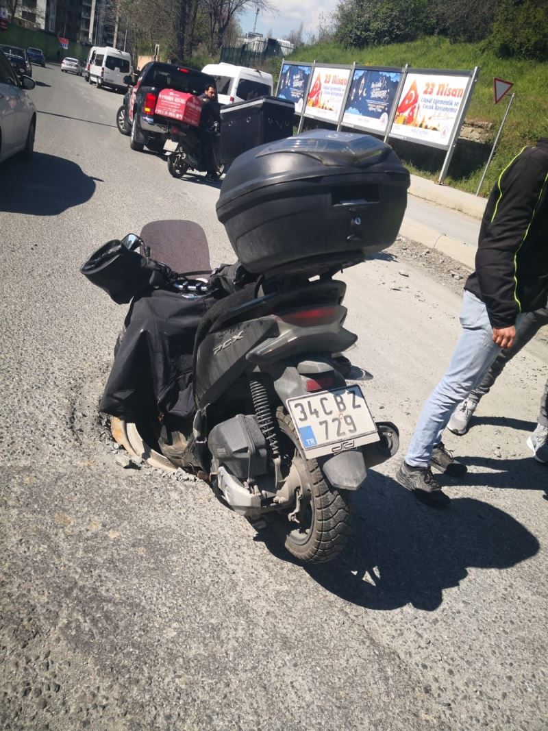 (Özel) İstanbul’da ilginç kaza: Motosikletli kurye rögara düştü
