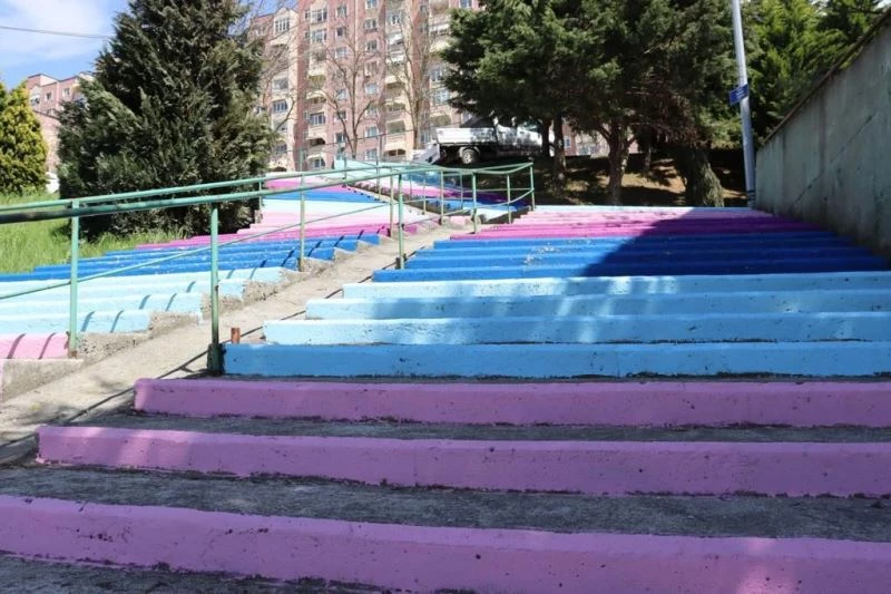 İzmit’te merdivenler rengarenk oldu
