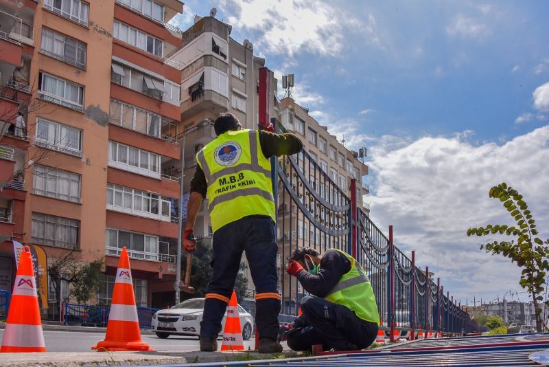 Mersin’de yaya güvenliiği için yol kenarlarına demir korkuluk
