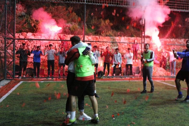 Sakatlanan sevgilisine elinde buzla koşarak gitti, yüzükle geri döndü
