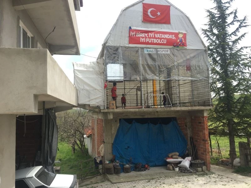 Oğlu için garaj üstüne kapalı halı saha inşa etti
