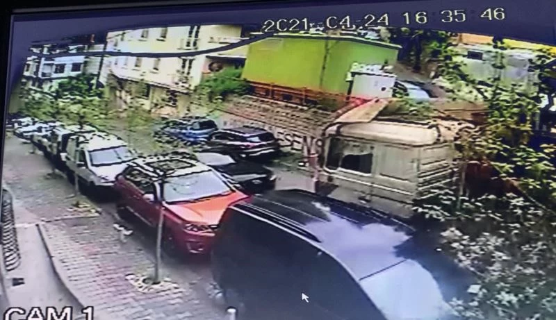 Kağıthane’de yokuşta kayan tır 4 otomobile çarptı
