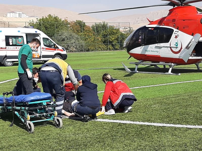 Kalp krizi geçiren yaşlı adamın imdadına ambulans helikopter yetişti
