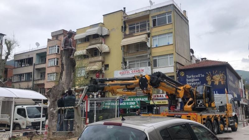 Ağacın üstünde Keloğlan heykeli ilgi çekti
