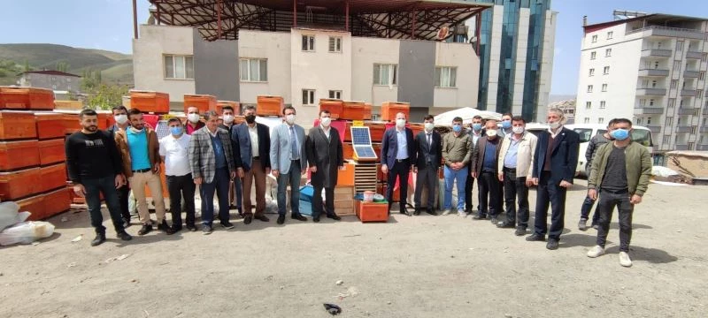 Siirt’te arıcılara polen tuzaklı kovan ile ekipman dağıtıldı
