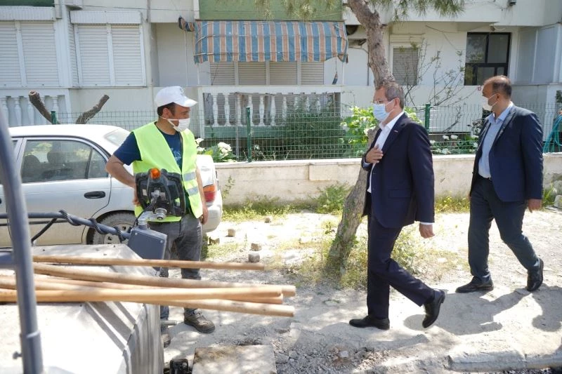 Ayvalık’ta asfalt çalışmaları sokağa çıkma yasaklarına rağmen sürdü
