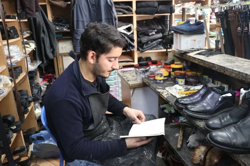 Ayakkabı tamiri yaparken iki şiir kitabı yazdı
