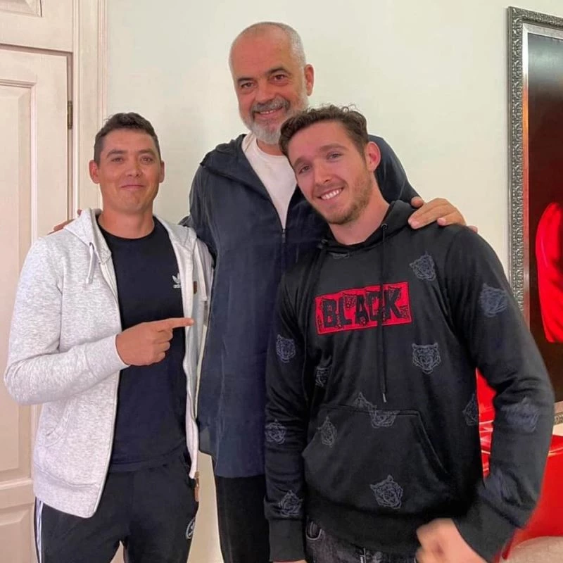 Kalabalığın arasına dalan aracı, uçan tekme atarak durdurdu
