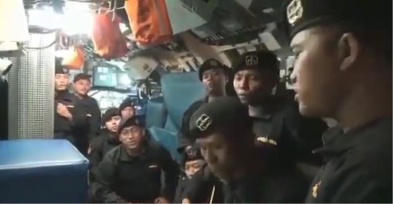 Endonezya’da batan denizaltıdaki mürettebatın “Elveda” şarkısını söylediği görüntüler ortaya çıktı
