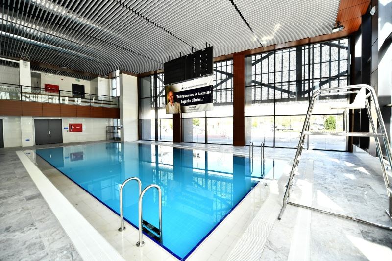 Bornova’da yarı olimpik kapalı yüzme havuzunun yapımı tamamlandı
