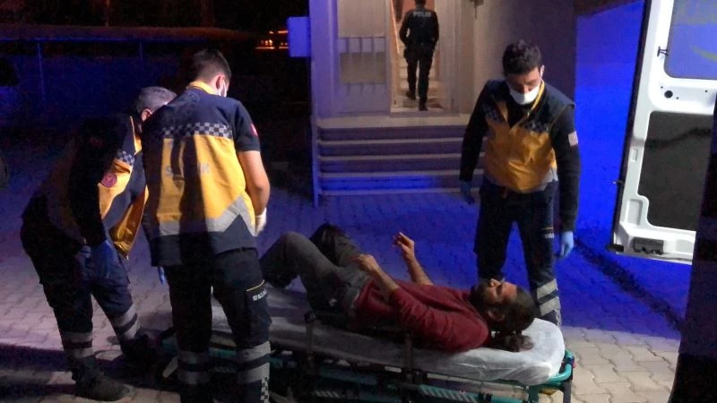 Eşiyle tartışıp kendini bıçakla yaraladı
