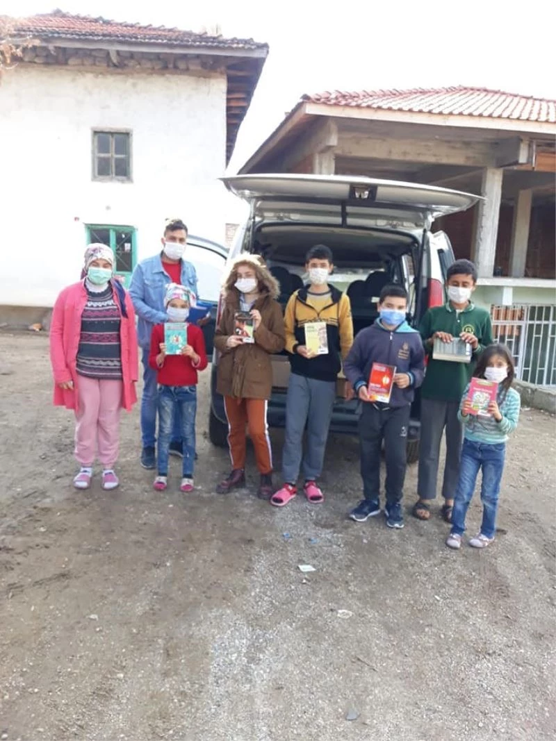 Selendi’de gezici kütüphaneyle kitaplar öğrencilerin ayağına gidiyor
