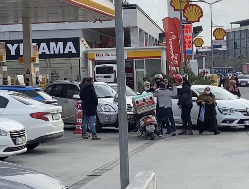 (Özel) İstanbul’da kaza sonrası kasklı ve yumruklu kavga kamerada
