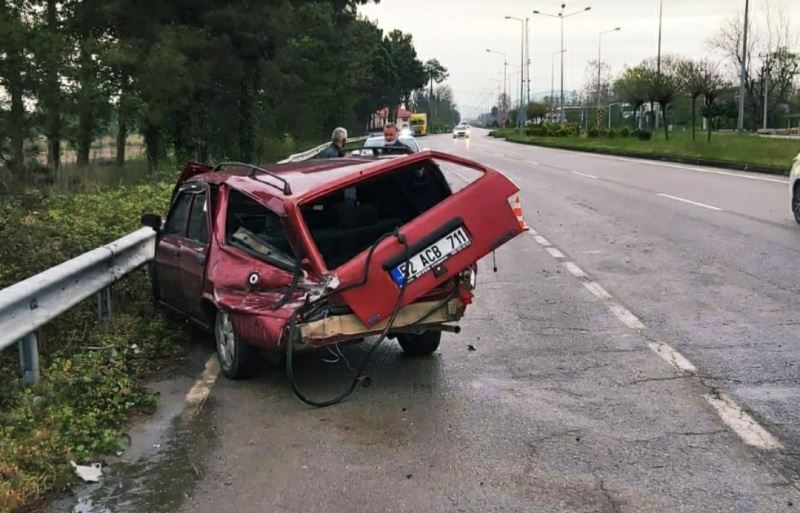 Samsun’da otomobil bariyere çarptı: 2 yaralı
