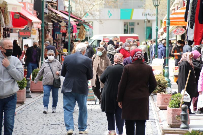 Kısıtlamanın ardından caddelerde adeta insan seli yaşandı
