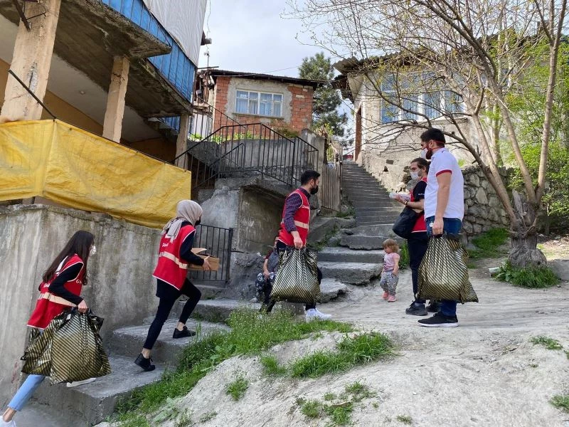 Genç Kızılay’dan gıda ve zekat yardımı
