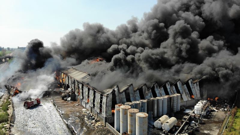 Geri dönüşüm fabrikasındaki yangın havadan görüntülendi
