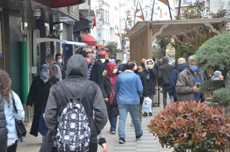 Sinop’ta ana caddelerde korkutan kalabalık
