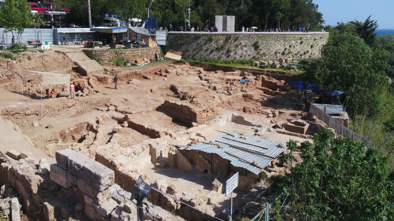 Hıdırlık Kulesi çevresinde yürütülen arkeolojik kazı çalışması genişletiliyor.
