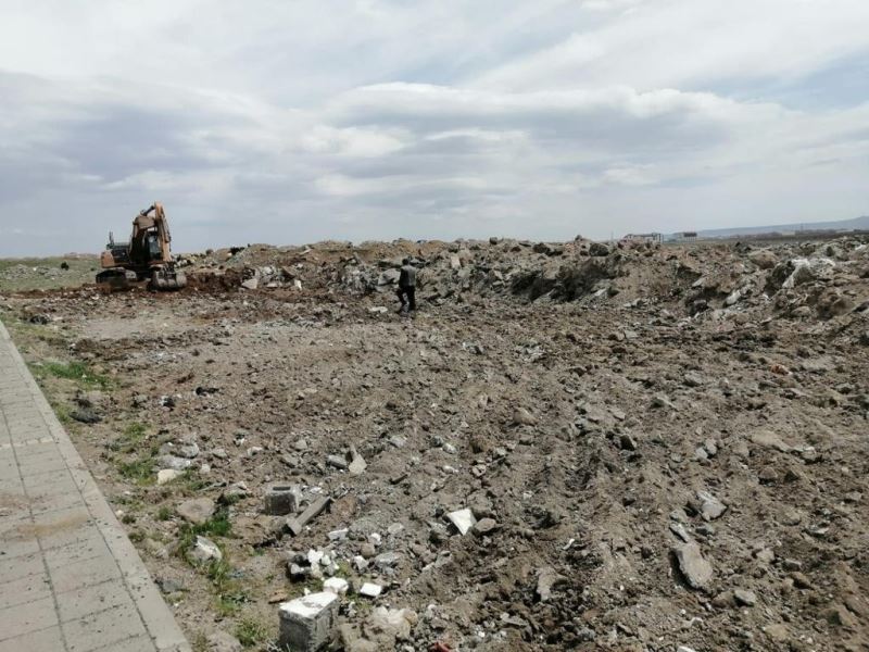 Belediye yol kenarlarına dökülen hafriyatları temizliyor
