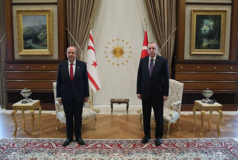 Cumhurbaşkanı Recep Tayyip Erdoğan, KKTC Cumhurbaşkanı Ersin Tatar ile Cumhurbaşkanlığı Külliyesinde görüştü.
