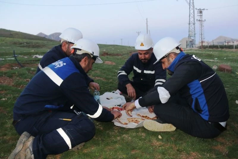 Elektrik arıza ekibi iftarını direğin dibinde yaptı
