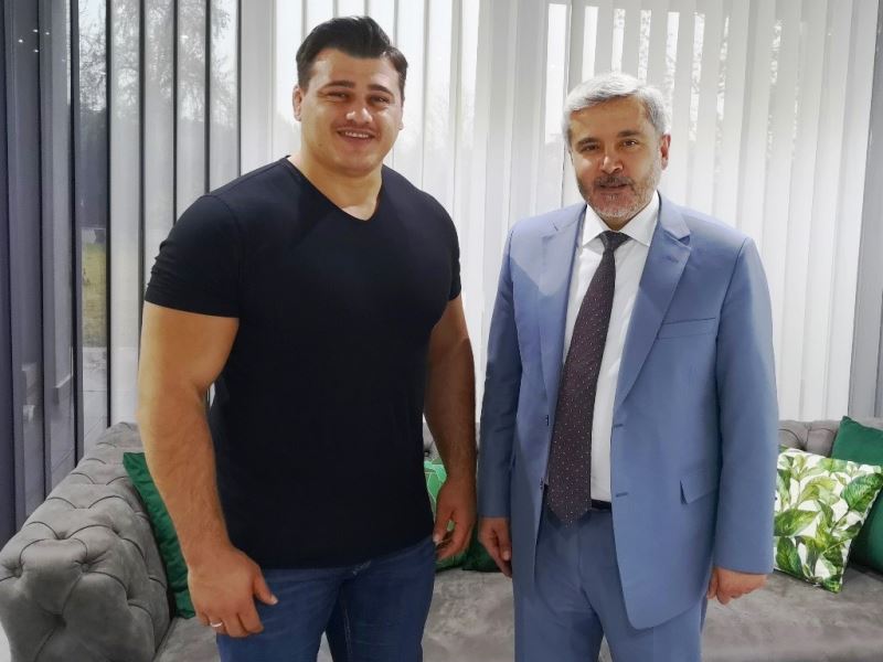 ASÜ Rektörü Şahin Milli Güreşçi Kayaalp’i tebrik etti
