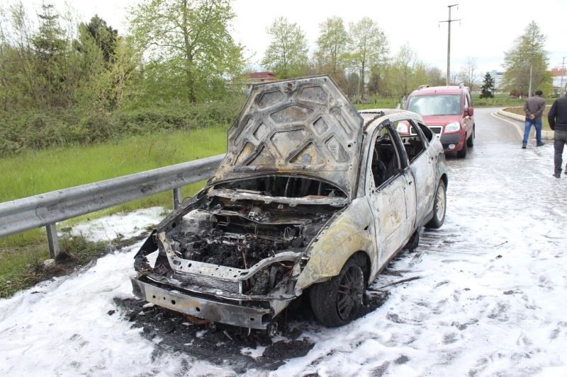 Yanan otomobilden geriye demir yığını kaldı
