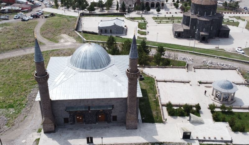 Ermeniler Ulu Cami’de 285 Türk’ü diri diri yaktı
