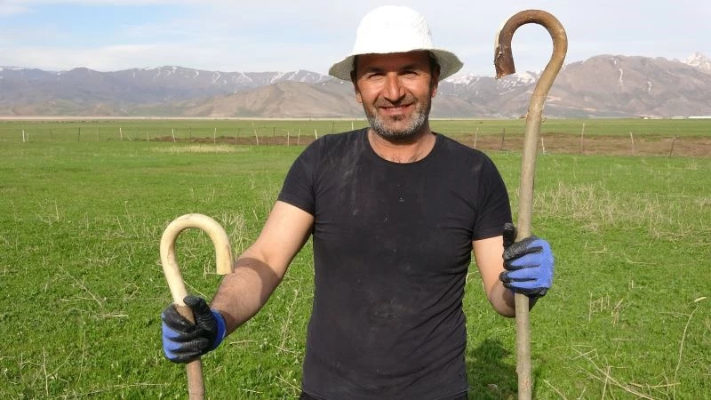 Dedesinden öğrendiği baston mesleğini köyünde sürdürüyor
