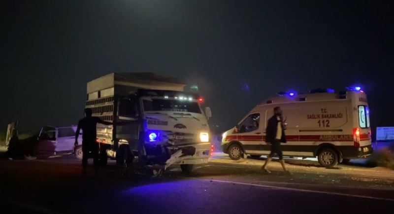 Şanlıurfa’da kamyonet ile otomobil çarpıştı: 1 yaralı
