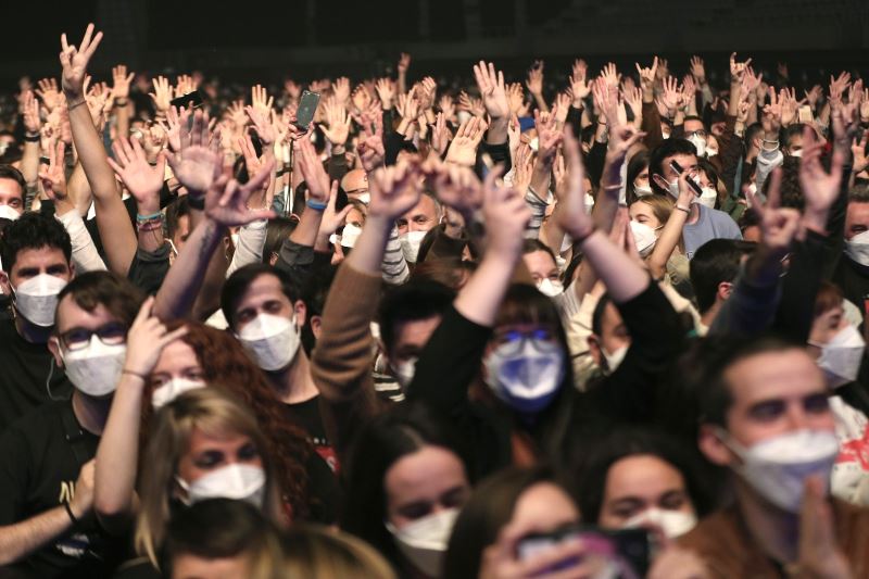 İspanya’da sosyal mesafesiz konsere katılanlarda enfeksiyon belirtisi görülmedi
