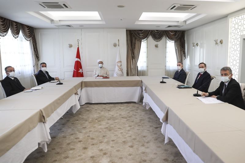 Diyanet İşleri Başkanı Erbaş, müftü ve müftü yardımcılarıyla çevrim içi toplantı yaptı
