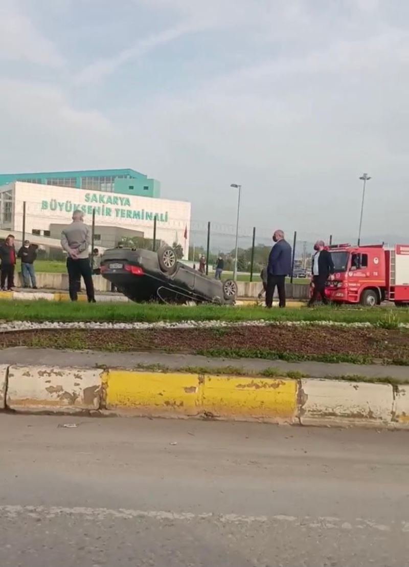 Terminal önünde kontrolden çıkan lüks otomobil takla attı:1 yaralı
