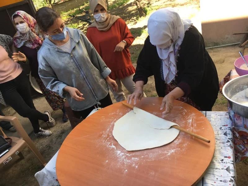 Başkan Göğde Koçarlı’da ‘Arnavut Böreği’ yapmasını öğrendi
