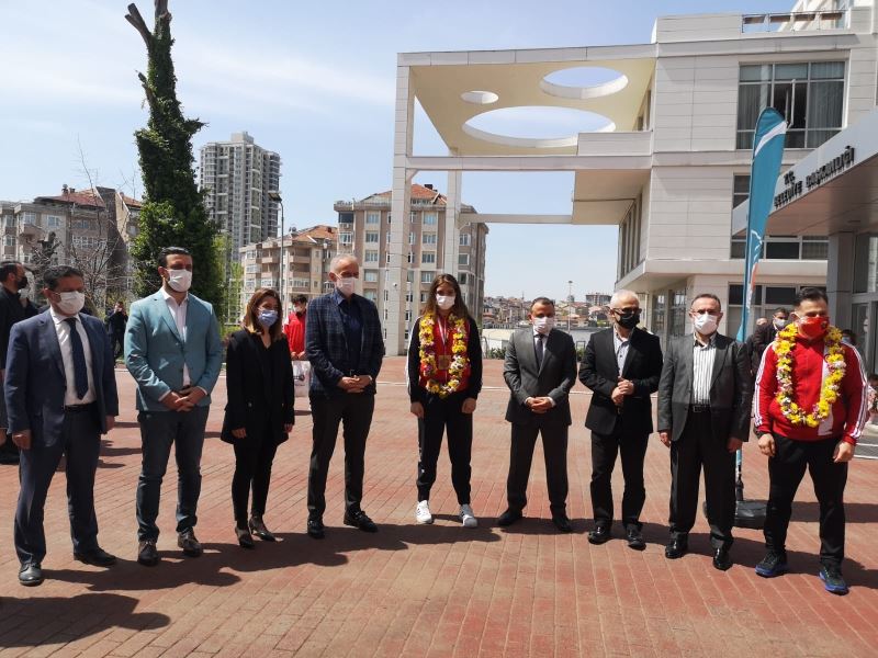 Çekmeköy Belediye Başkanı Ahmet Poyraz, Dünya Şampiyonu Büşra Işıldar’ı ağırladı
