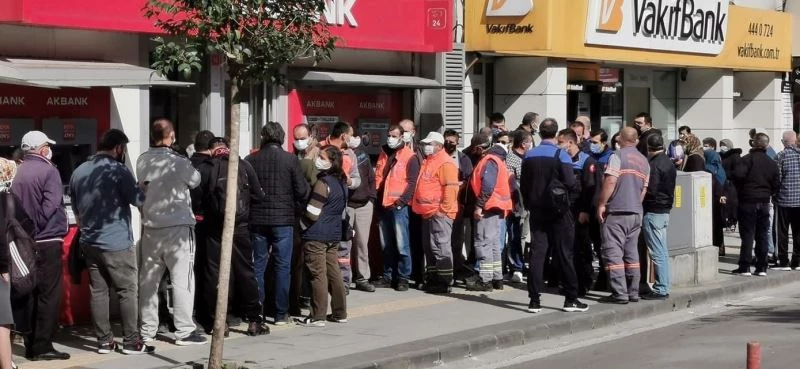 Yalova’da bankalar önünde kuyruklar uzadı...
