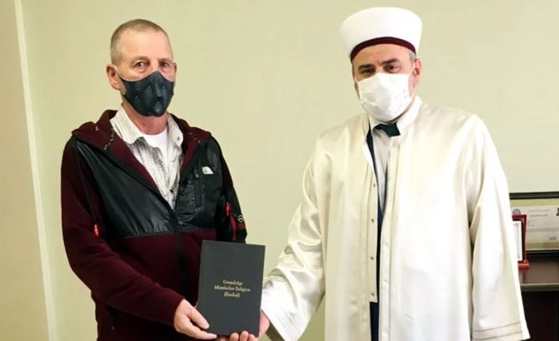 Ramazan ayından etkilendi Müslüman oldu
