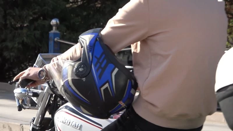 Motosiklet sürücüsü kaskı başına değil koluna taktı
